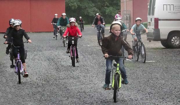 25 KFUM spejdere cyklede tirsdag aften sponsorløb i Skovlund til fordel for spejderhytten
