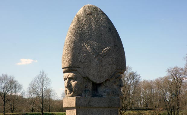 ”Treherredsstenen” af Anders Bundgård stod oprindeligt ude midt i Holme Å. 