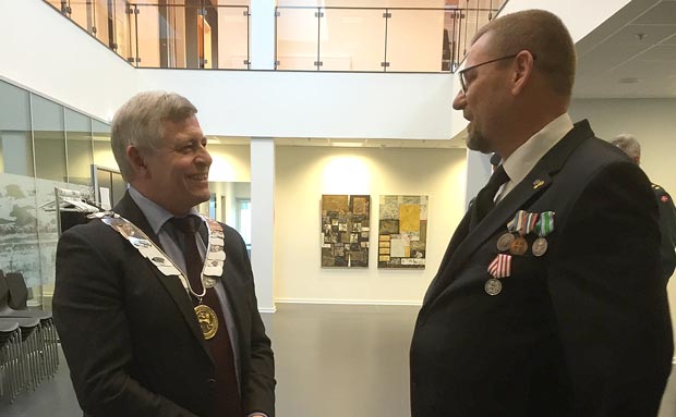 På Varde rådhus fik Johnny Enghave overrakt en medalje for sin tjeneste på Cypern