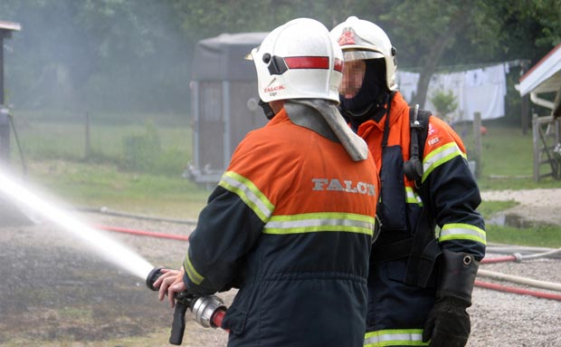 Modelfoto: Brandfolk fra Falck slukker en brand