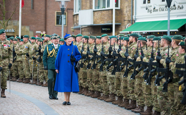 H.M. Dronningen inspicerer paraden ummidelbart efter sin ankomst til Varde Torv.