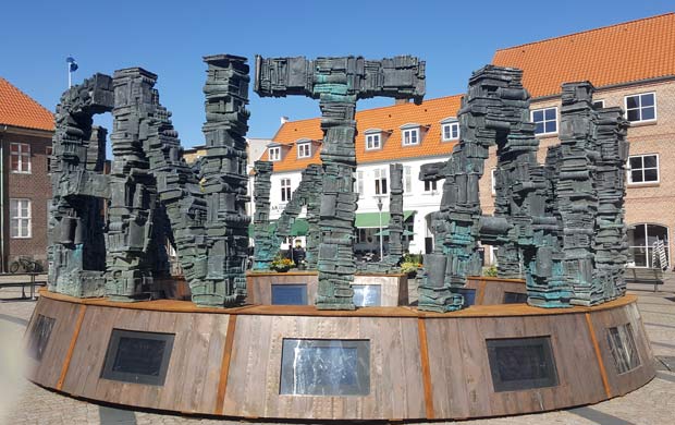 Kæmpe skulptur på Varde Torv af Jens Galschiøt