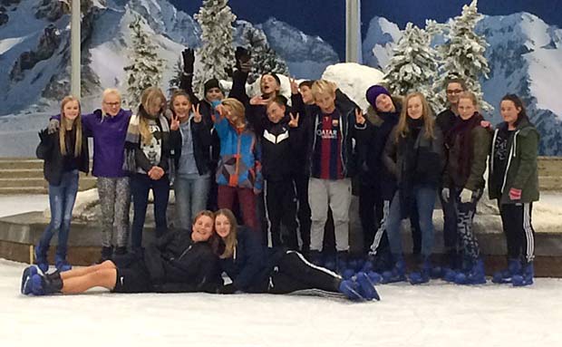 Ansager ungdomsklub på skøjtetur til Lalandia Billund.