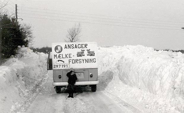 Sne i høje driver på Tiphedevej midt i april 1966