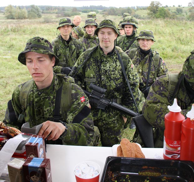 Soldater i kø ved kantinevogn 