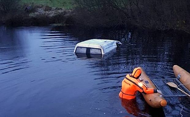 En hvid varebil blev lørdag morgen fundet af tilfældige forbipasserende i en sø ved Snurom på Starupvej i Ansager.