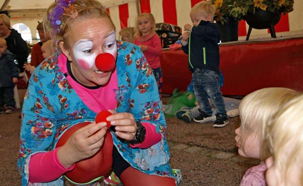 Klovnen Gubsi møder fagplejebørnene ved Børnemusik Festival i Ansager