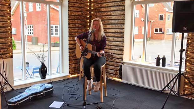 Rikke Thomsen som den første solist på Vingaarden, der fredag aften blev indviet som byens nye koncertsted