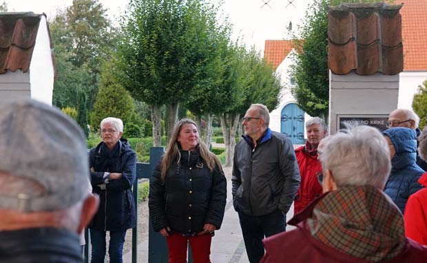Georginerne blomstrer på Skovlund kirkegård