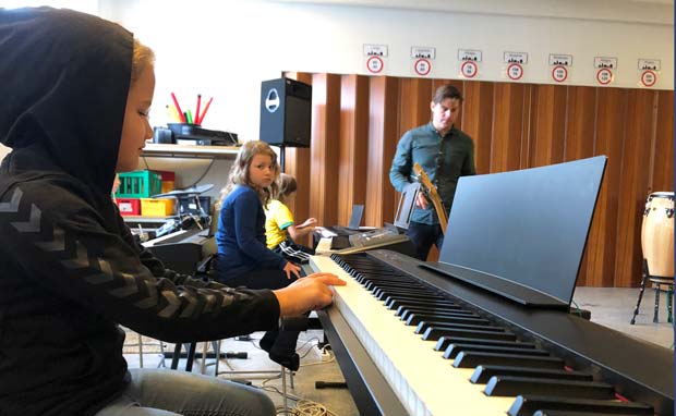 En gæsteunderviseren fra musikskolen underviser om fredagen i 2. klasse på Ansager skole