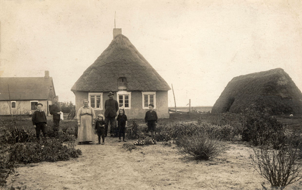 Niels Johnsens hus i Kvie, ca. 1923.