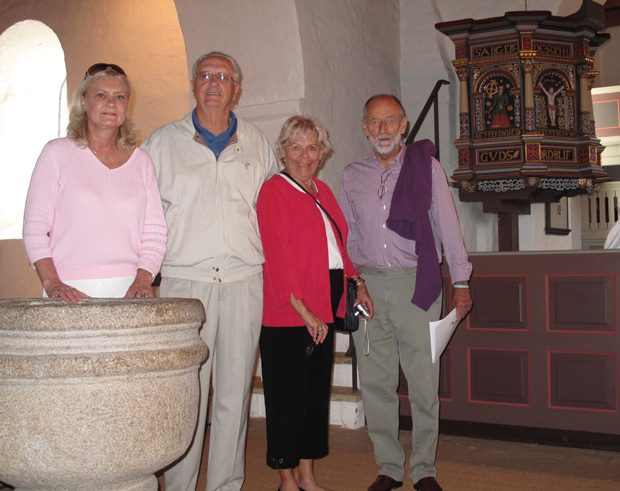 Familien Andsager ved døbefonden i Ansager Kirke.