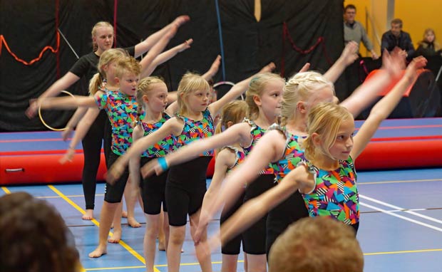 Unge gymnaster imponerer med spring og dans - Kom til en hyggelig eftermiddag i hallen og oplev talentet!