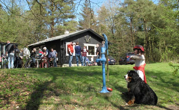 Efter en dejlig tur gennem skoven kan du slappe af og nyde eftermiddagskaffen ved hytten med en smuk udsigt over Ålling Sø