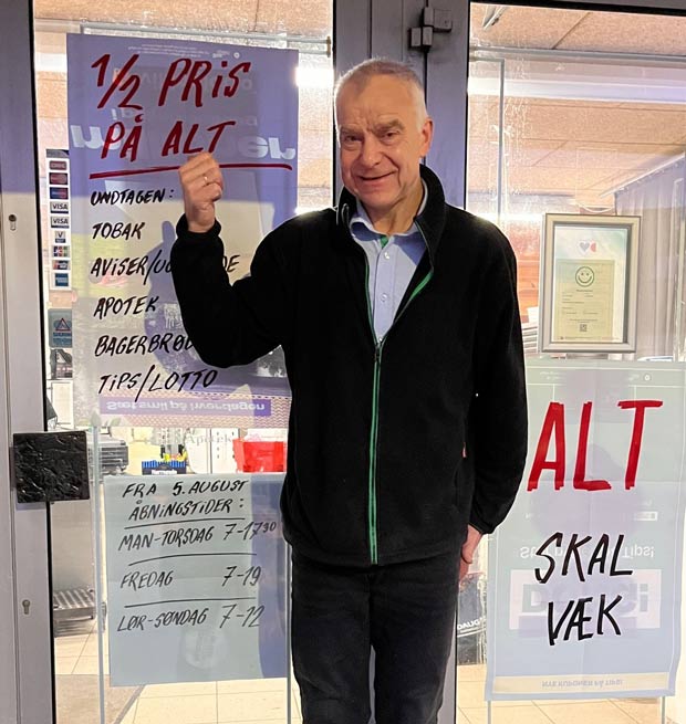 Karl Jørn foran butikken, klar til de sidste handler – alt skal væk til 1/2 pris!