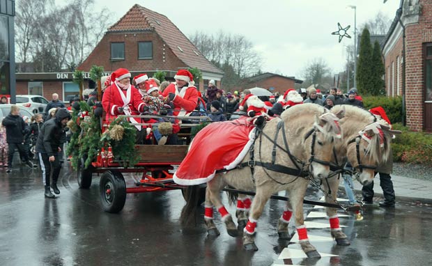 Festligt juleoptog gennem Ansager med julemanden, nissemor og FDF-orkesteret i spidsen