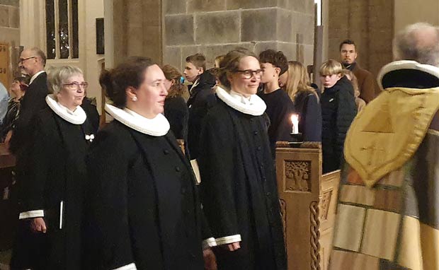 Kirstine Schøler Hjort blev ordineret i Ribe Domkirke den 15. januar i år. Her ses hun forrest, længst til højre i processionen.