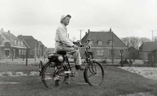 Motorcyklen, type 111 med bagmonteret motor, kaldes populært en "røvskubber" (nummerpladen fra 1950'erne)