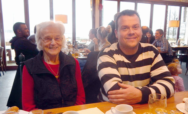 Jakob Jensen og hans mor, Ruth Jensen, fejrede sammen Jakobs brors 47 års fødselsdag.