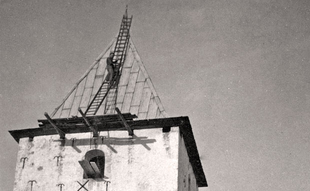 Kirkespiret på Ansager Kirke repareres i 1932