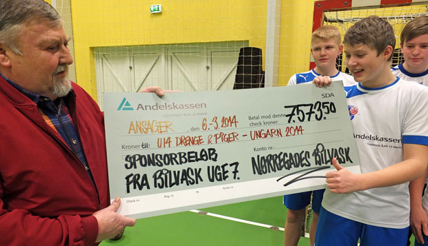 Leif Sørensen overrækker her 7500 kroner til Sif/Ansagers U14-drenge og piger