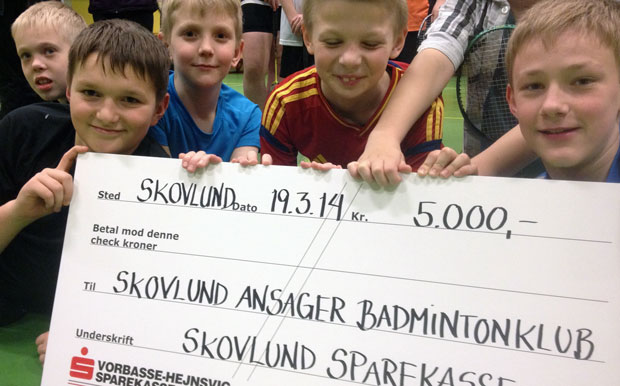 Check på 5.000 kr til badmintonklubben fra Vorbasse-Hejnsvig Sparekasse til 
