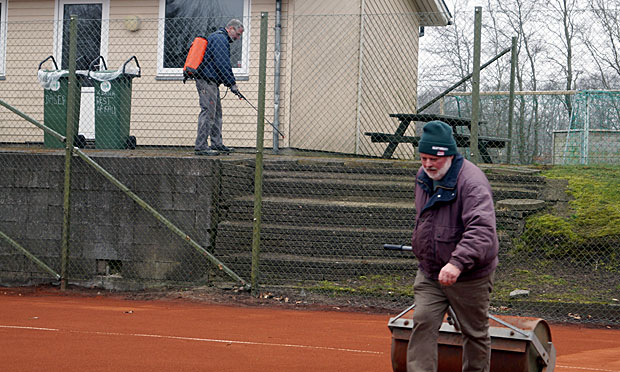 Svenning Schmidt og  Jørn Marcussen vedligeholder tennisbanerne