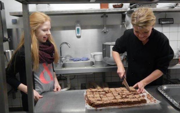 Elever på Skovlund Friskole lavede mad til 180 gæster på Skovlund Kro