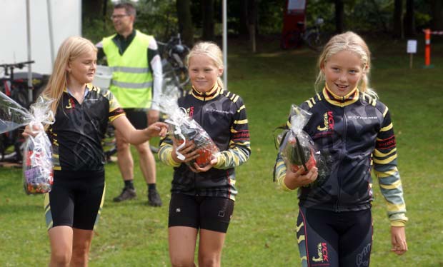 Cille Frederiksen, Signe Møjbæk og Katrine Olsen fra Varde Cykelklub vandt MTB-konkurrencen for hold