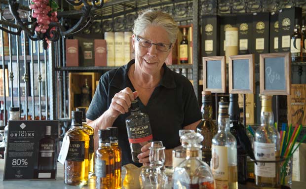 Inge Thisted har som formand for ”Ølgod og Omegns Whiskylaug” 10 års jubilæum. Her i sin egen forretning, ”Smagsgalleriet”, som er et rent Mekka for whiskykendere. Her står whisky til både 50.000 og 150.000 kroner pr. flaske