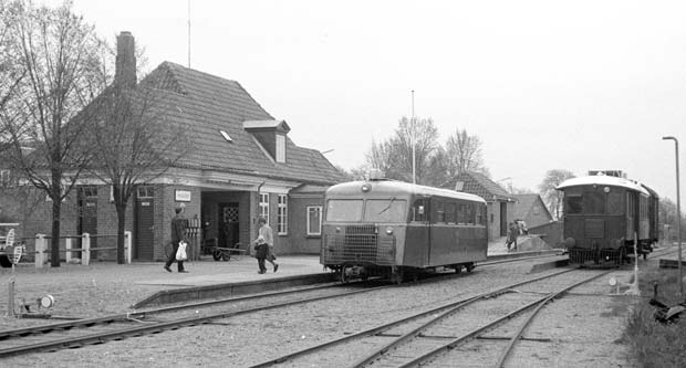 Togkrydsning i Ansager mellem skinnebus i spor 1 og det daglige godstog, trukket af VaGJ M 3, i spor 2 den 17. maj 1969