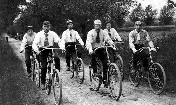 Cyklister på tur på Lumbyholmvej ved Nr. Lyndelse ca. 1900 .