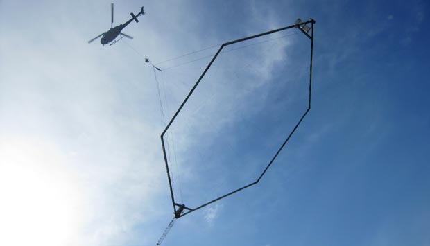Fra den 11. marts kan du se denne helikopter søge efter vand med en stor antenne