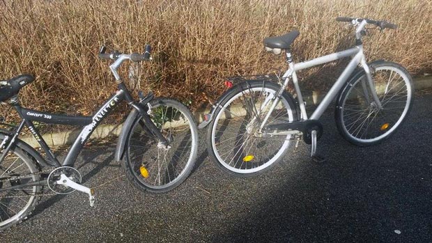 To cykler smidt i hækken ved Dagli'Brugsen i Ansager