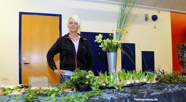 Louise Jensen fra Ansager viser påskedekorationer i Tistrup Havekreds