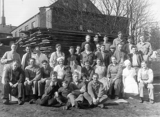 Arbejdere på møbelfabrikken, som brændte 17. januar 1939