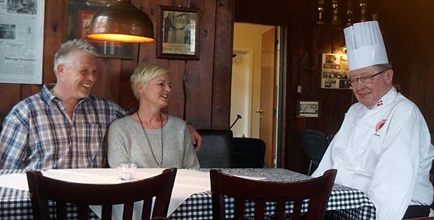 Jimmy og Charlotte Østergaard i krostuen sammen med kokken Bent Videriksen