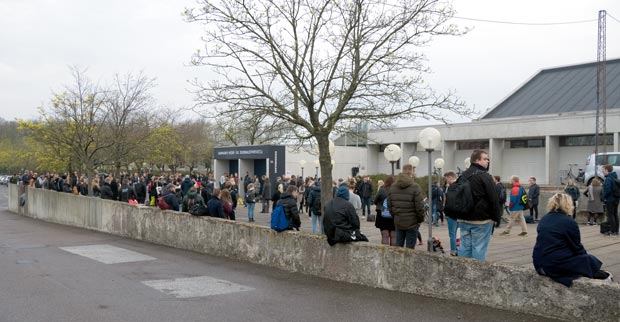 Ansøgerne venter på, at dørene til Danmarks Medie- og Journalisthøjskoles optagelsesprøve åbnes