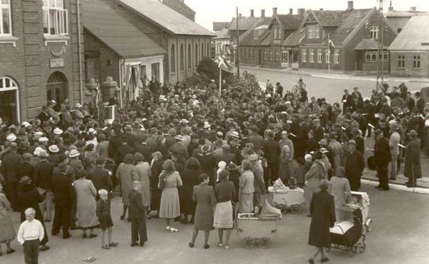 Den 5. maj 1945 samledes borgerne i Ansager på byens torv som altid ved særlige lejligheder