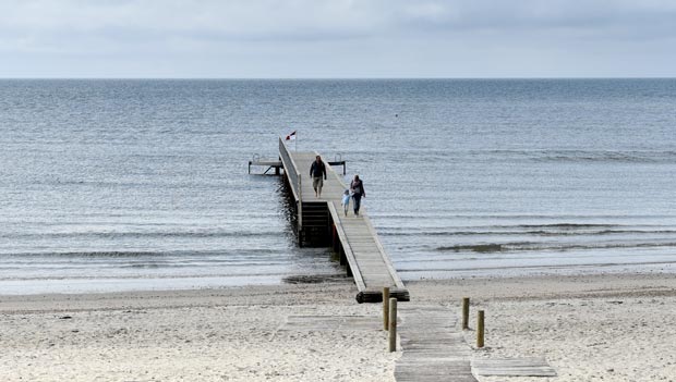Vesterhavets første badebro indvies ved Blåvand, tre kilometer syd for Danmarks vestligste punkt, Blåvandshuk. 