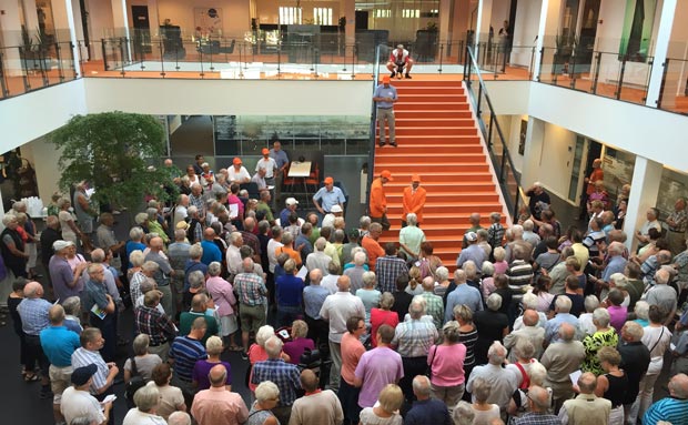 Borgmester Erik Buhl byder velkommen til de første fremmødte gæster i anledningen af åbent hus på Varde Kommunes nye rådhus.