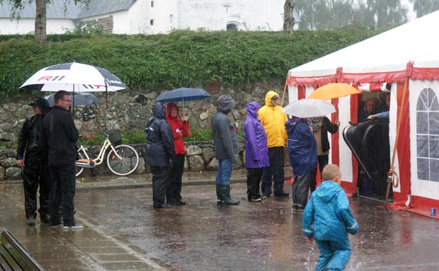 Paraplyer var i høj kurs ved åbning af Mariefestival 2015, som pga. regnen var forlagt til Torvescenen