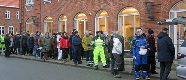 Sidste års kø i Ansager for at få billetter til Owen Luft Kånsert. Hele 24 timer havde de forreste stået i køen.