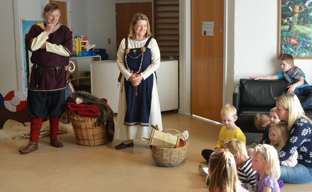 Vikinger på besøg i børnehaven "Naturligvis" i Ansager