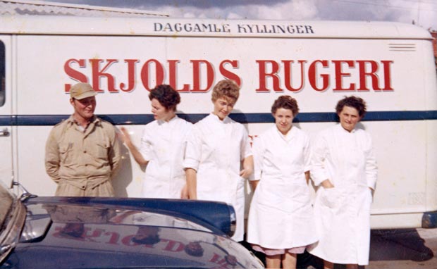 Skjolds rugeri ca. 1958. Chauffør Knud, ?, Esther, Jenny og Gerda