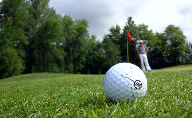 Golfbold tæt på greenen (modelfoto)