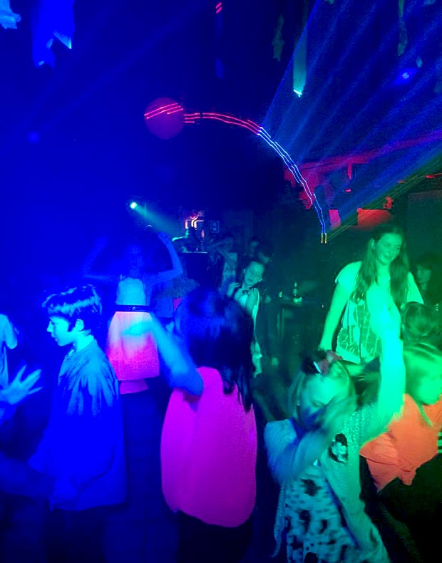 Diskoteksaften i Ungsomsklubben i Ansager med lys, lyd, røg og fuld gas på festen