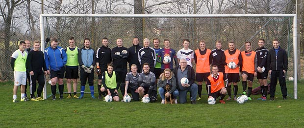 Ansager senior fodbold med 10 nye fodbolde sponseret af Hjørnekroen.