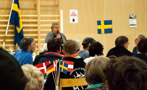 Hällekis nye idrætshal indvies i forbindelse med pinsevandringen og gæster fra Danmark, Tyskland, østrig og Schweiz