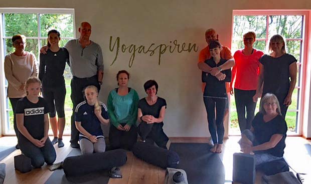 Morgenfriske Yoga & Brunch deltagere søndag morgen hos Yogaspiren
